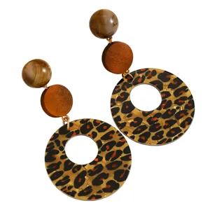 Orecchini a cerchio leopardati con perle marroni testurizzate, dischi in legno e ganci dorati