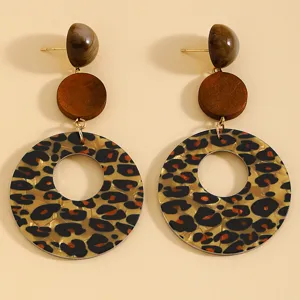 Paio di orecchini pendenti con elementi marroni e cerchi traforati dalla fantasia leopardata