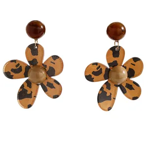 Vista frontale di orecchini a cinque petali, con centro marrone e stampa leopardata arancio e nera