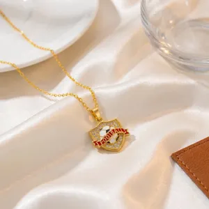 Collana Con Pendente a Scudo di Calcio Alla Moda per Donna Micro-Intarsiato Strass Catena in Rame Placcato Oro Gioielli Sportivi