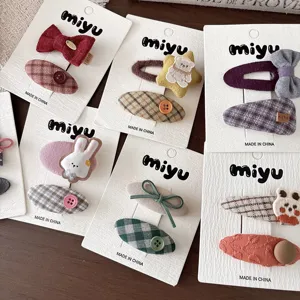Pinzas de tela para el cabello en tarjetas, con lazos de cuadros, un conejo y detalles de botones