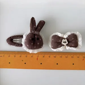 Pinzas infantiles de tela marrón con lunares, con forma de conejo y lazo con encaje blanco