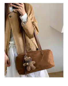 Bolso marrón efecto ante al hombro, con asas de cuero y un pequeño colgante de oso a cuadros