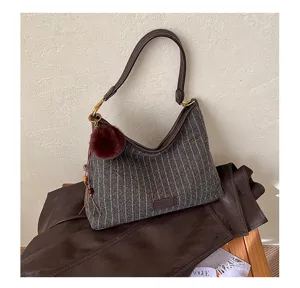 Grijze tas met fijne strepen, donkerbruine handgreep van imitatieleer, rand en zachte hanger