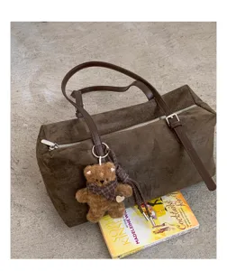 Bolso marrón efecto ante con correas de cuero, cremallera plateada y colgante de osito de peluche