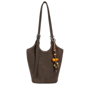 Bolso cubo marrón con textura de cocodrilo, correa ajustable y colgante de cuentas de colores