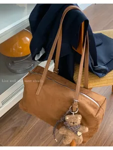 Bolso marrón de hombro con efecto ante, cremallera, asas largas y un pequeño osito de peluche