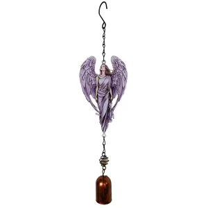 Engel mit violetten Flügeln und weißem Gewand, an einer Kette mit bronzefarbener Glocke