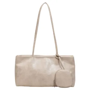 Vista frontal de un bolso beige de cuero sintético con correa larga y monedero pequeño a juego