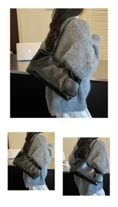 Bolso negro brillante al hombro y pequeño monedero con cremallera a juego, desde varios ángulos