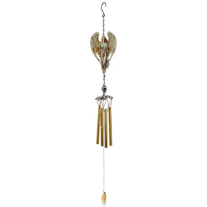 Engelflügel-Anhänger mit goldfarbenen Klangröhren und kleinem Pendel vor weißem Hintergrund