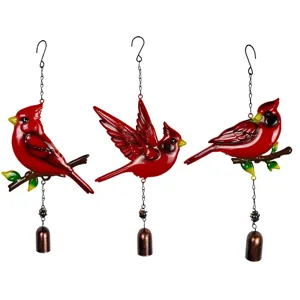 Tres cardenales metálicos rojos en distintas poses, con cadena colgante y campana de bronce