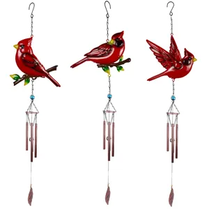 Tres pájaros rojos posados y en vuelo, con cuentas azules y tubos metálicos colgantes