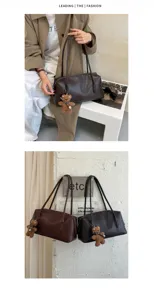 Bolsos de cuero sintético marrón con colgantes de osito, llevados y colgados en dos colores