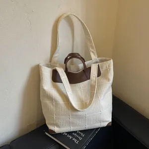 Cremefarbene Tote mit Karoprägung, braunen Kunstledergriffen und langen Schulterriemen
