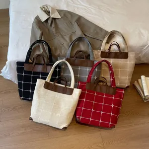 Karierte Stofftaschen in Schwarz, Beige, Grau und Rot mit Kunstledergriffen, zusammen präsentiert