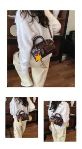 Tre viste di una modella con una mini borsa marrone lucida, patta e ciondolo a stella giallo