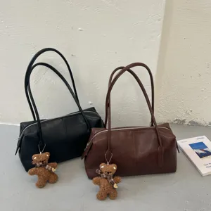 Bolsos de hombro de polipiel negra y marrón, con cremallera, asas largas y colgantes de osito