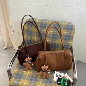 Bolsos de hombro efecto ante con forma de cojín, en marrón oscuro y caramelo, juntos