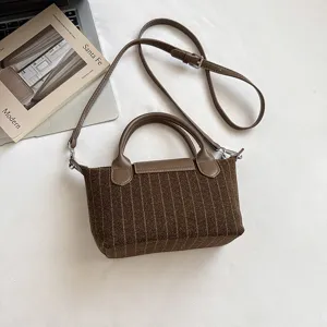 Sac marron rayé en tissu tweed, avec poignées en cuir et bandoulière réglable, présenté à plat