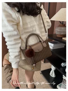 Borsa marrone a righe con patta a bottone, manici effetto pelle, pompon e catena decorativa