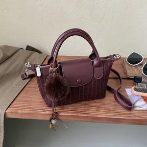 Sac bordeaux en tweed, rabat en similicuir, poignée, bandoulière et pompon doux décoratif