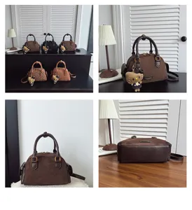 Vues en quatre panneaux d’un sac Boston brun effet daim, avec breloque ourson, anses et bandoulière