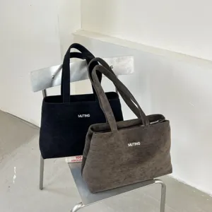 Bolso Tote de Lana para Mujer Gran Capacidad Casual Bolso de Hombro Retro Coreano Nicho Muting Estampado de Letras Bolso de Mano Con Colgante Oso