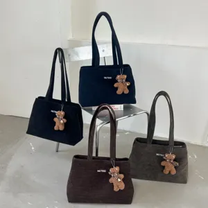Bolsos tote de tela en cuatro colores, con asas al hombro y colgantes de osito de peluche, juntos
