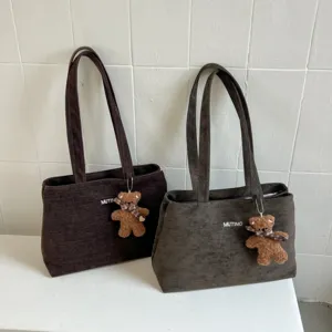 Bolsos tote de hombro efecto ante, en marrón y gris, con asas largas y colgante de osito