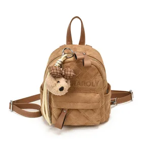 Braune Tasche mit Rautensteppung, Frontfach mit Reißverschluss, Prägung und Teddybär-Anhänger