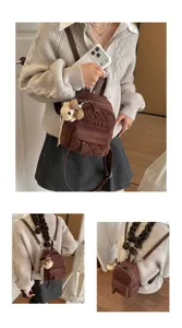 Modell mit kleinem braunem Rucksack in Rautensteppung und Teddybär-Anhänger, aus mehreren Winkeln