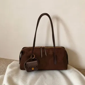 Bolso cilíndrico marrón efecto ante, con asas largas, cremallera dorada y pequeño monedero a juego