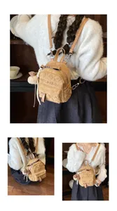 Ansichten eines camelbraunen Rucksacks mit Rautensteppung über einem Pullover und Bärenanhänger