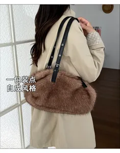 Braune Kunstfelltasche mit schwarzen Riemen und silbernen Beschlägen, über beigem Mantel getragen