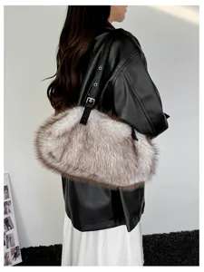 Seitenansicht einer Person mit flauschiger beige-brauner Schultertasche und schwarzem Lederriemen