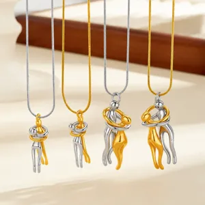 Collana Coppia che si Abbraccia in Acciaio al Titanio Ciondolo Contrasto Oro Argento Gioielli Arte Astratta per Uomo Donna Regalo Amanti