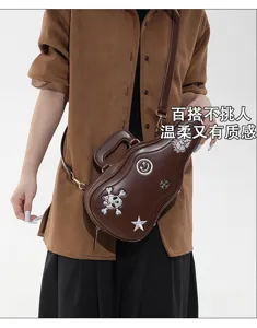 Borsa a forma di chitarra marrone, indossata a tracolla, con ricami di teschio, smiley e stelle