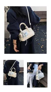 Tre viste di una mini borsa avorio trapuntata, portata a mano e a tracolla, con charm a stella.