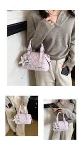 Vedute di una borsa rosa trapuntata con borchie, ciondolo a stella argentato e dettagli a catena