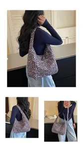 Tre viste mostrano una modella con una borsa morbida leopardata sulla spalla e portata a mano