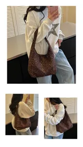 Vista indossata di una borsa morbida leopardata a spalla, con dettagli ravvicinati dell’outfit