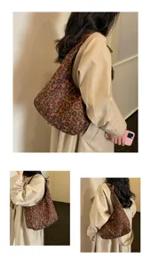Tre viste mostrano una borsa marrone con stampa leopardata, portata a spalla e dalla forma morbida.