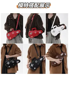 Sei pose di modelle con borse a tracolla a forma di chitarra, in rosso, bianco, nero e marrone