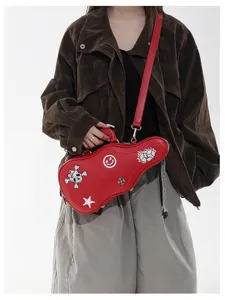 Modèle tenant un sac rouge en forme de guitare, avec des écussons fantaisie et longue bandoulière