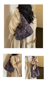 Borsa leopardata grigio-viola, indossata a spalla e portata a mano in pose casual quotidiane