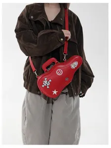 Modèle portant un sac rouge en forme de guitare, orné de patchs fantaisie et d'une bandoulière