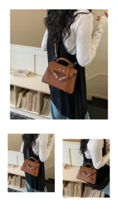 Tre viste di una modella con borsa marrone con patta, chiusura metallica e tracolla regolabile