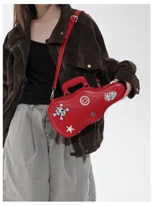 Modella con una borsa rossa a forma di chitarra, decorata con toppe ricamate e tracolla regolabile