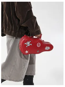 Vista laterale di una persona con una borsa rossa a forma di chitarra, decorata con toppe giocose.